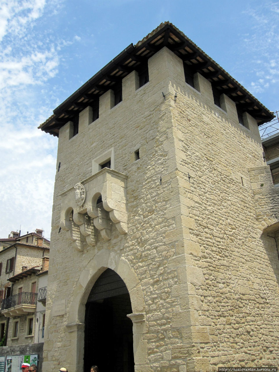 Вход в старый город через ворота Сан Франческо. Сан-Марино, Сан-Марино