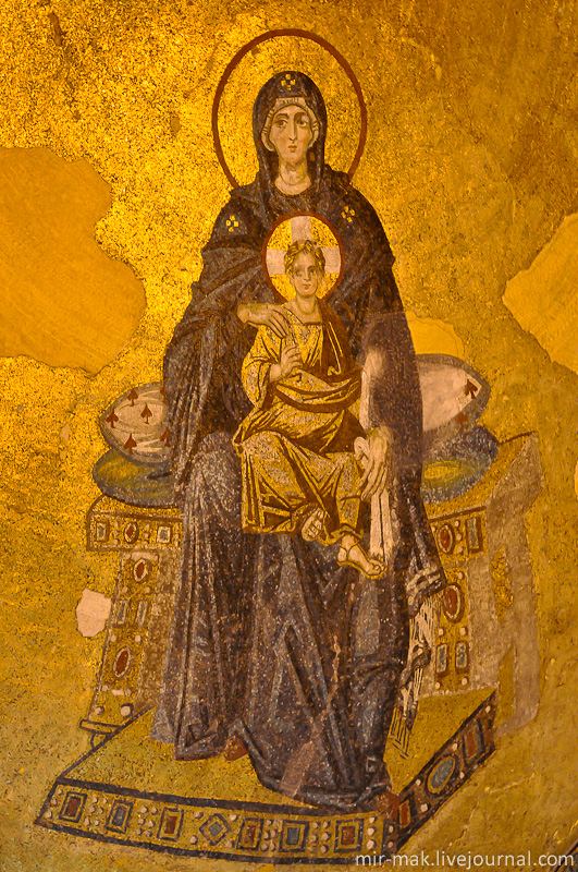Самым главным сокровищем Айя-Софии на данный момент являются чудом сохранившиеся элементы мозаики. Тронное изображение Богородицы, держащей перед собой на коленях младенца Христа, было одной из первых мозаик, украсивших собор в 867 году. Стамбул, Турция