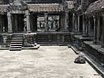 Храм весь состоит из прямых залов и углов.Все в нем по четыре и направлено строго по сторонам света.