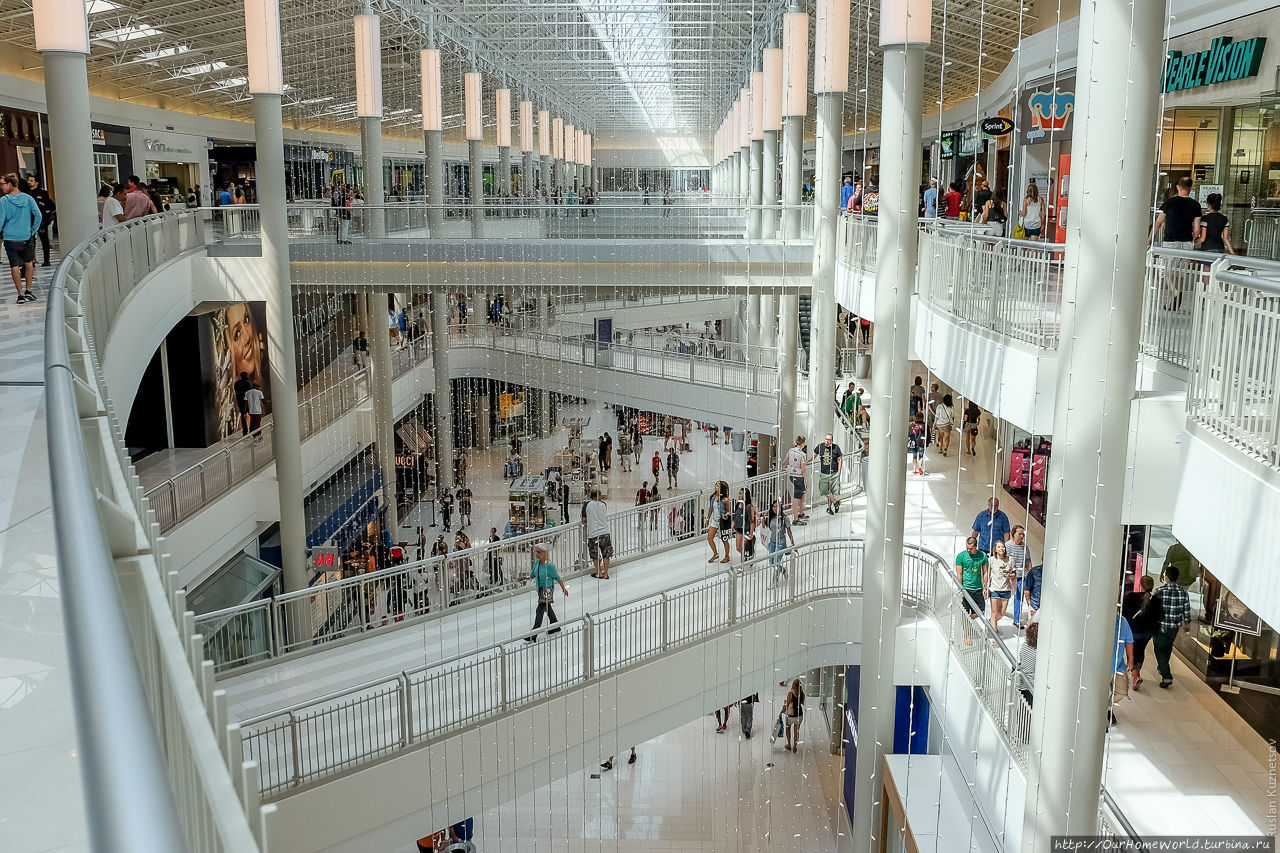 13. В Миннеаполисе есть молл, торговый центр, с громким названием «Mall of America». Оказывается, это самый большой по размеру молл в США, а по количеству посетителей — так и вообще в мире. Здесь около 500 магазинов, в которые съезжаются из окрестных семи штатов и Канады до 40 миллионов покупателей в год. Любопытно, что за исключением входных коридоров и маленьких частных магазинов огромное здание в 230,000 квадратных метров никогда не отапливается, даже в зимние морозы. Тепла от осветительных приборов и самих людей достаточно для комфортной температуры, причем иногда в зимние праздники или распродажи приходится включать кондиционеры. Миннеаполис, CША