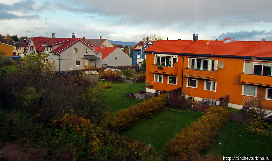 Обычный городок на берегу фьерда Trondheimfjerden Ранхейм, Норвегия