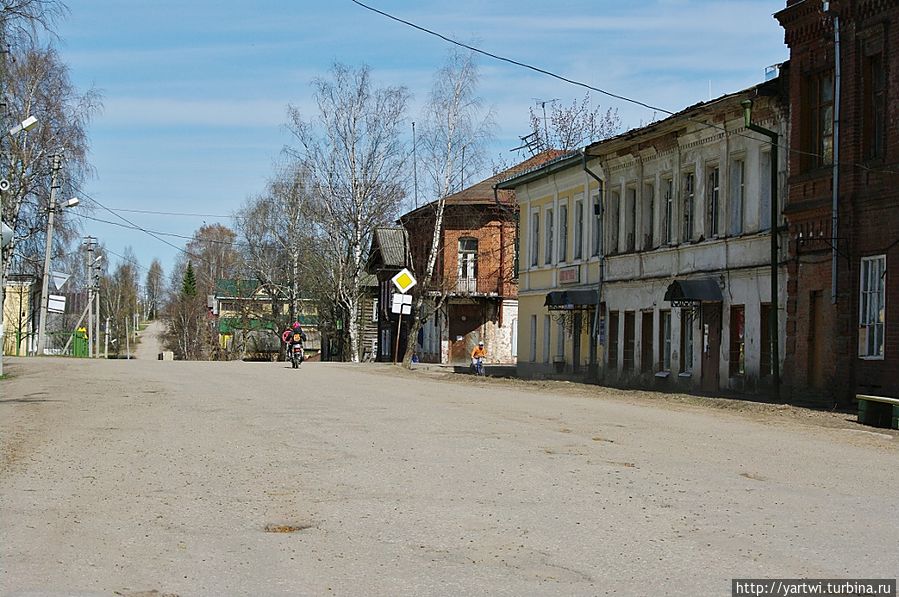 Чуть подальше и левее находится Успенская церковь. Чухлома, Россия