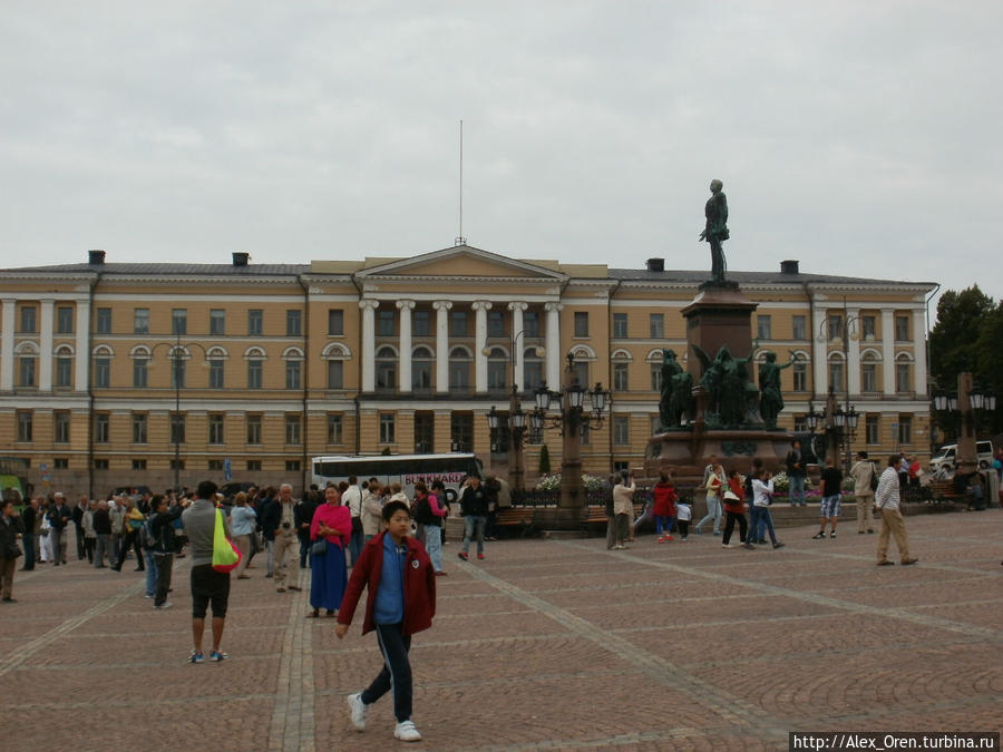 Здание университета располагается на Сенатской пл. напротив здания Сената. (Алексантеринкату,5 / Унионинкату, 34). Архитектор Энгель, проект 1828 год. Открытие университета состоялось в 1832. Хельсинки, Финляндия