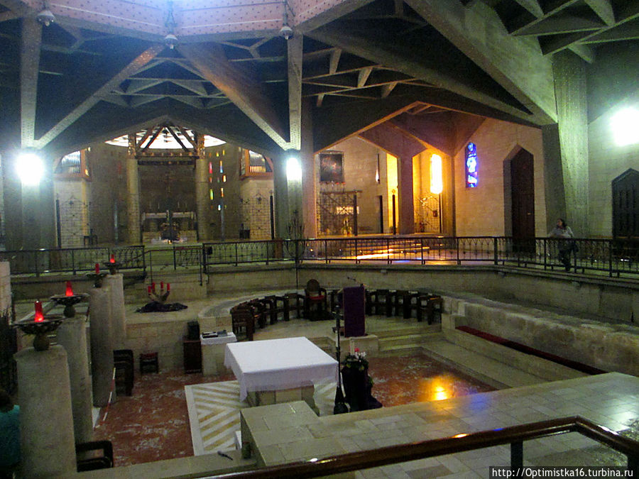 Перед входом в Грот находится алтарь. Под алтарём выгравирована надпись: «Здесь Слово стало плотию». На том месте, где стоял Архангел Гавриил, установлена мраморная колонна, а место Девы Марии обозначено мраморным кругом с крестом.