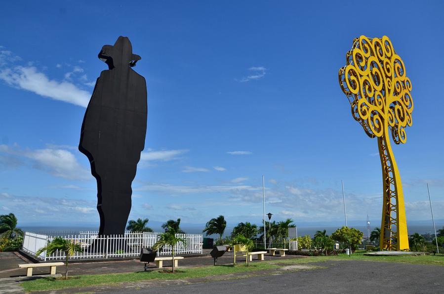 Памятник Сандино на холме. А желтые деревья по всему Манагуа — это проект жены Даниэля Ортеги в память об Уго Чавесе Никарагуа