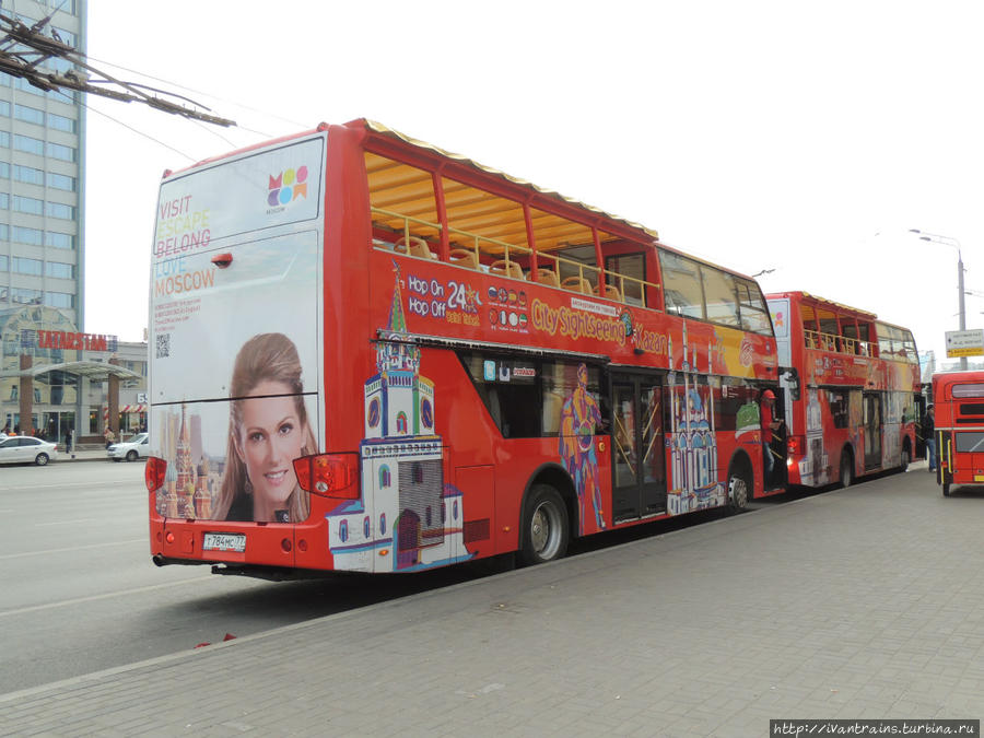 Двухэтажные туристические автобусы тоже в наличии. Казань, Россия