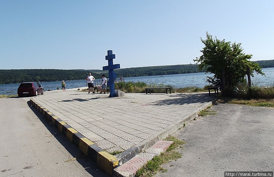 В августе 2005 года по случаю 100-летия села на месте первого дома был установлен памятный знак в форме православного креста Варненская область, Болгария