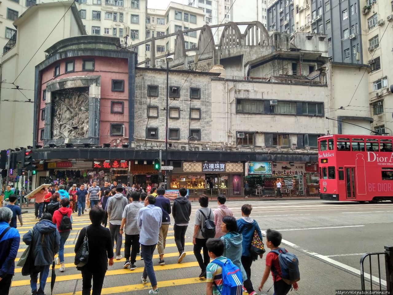 Вот на той стороне, если пройти еще квартальчик вниз и повернуть направо, вы найдете змеиный рестик Шек-О, Гонконг