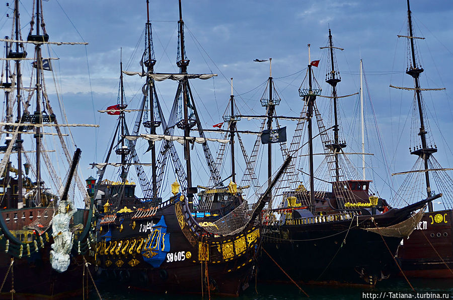 До чего ж вы дошли:
Значит, что — мне уйти?!
Если был на мели —
Дальше нету пути?!
Разомкните ряды,
Все же мы — корабли,-
Всем нам хватит воды,
Всем нам хватит земли,
Этой обетованной, желанной —
И колумбовой, и магелланной! Тунис