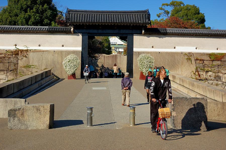 У входа в замок Осака, Япония