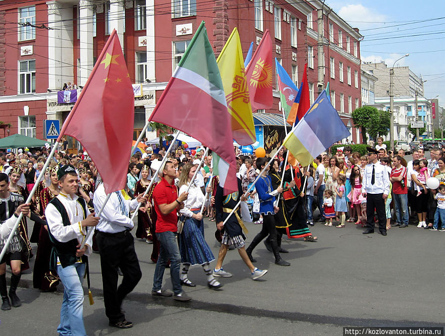 Представители национальных общин с флагами своих исторических Родин.