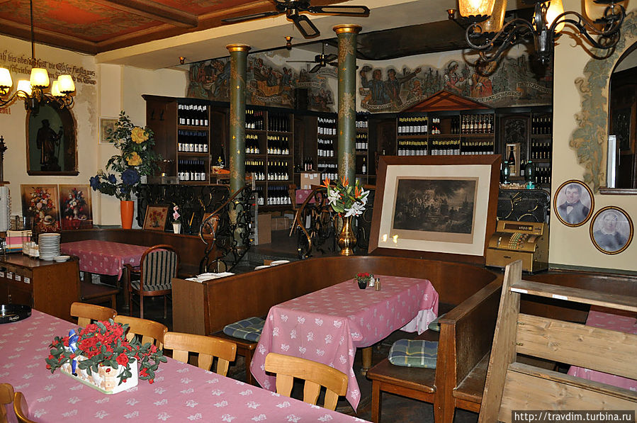 Дегустационный зал в винном ресторане 