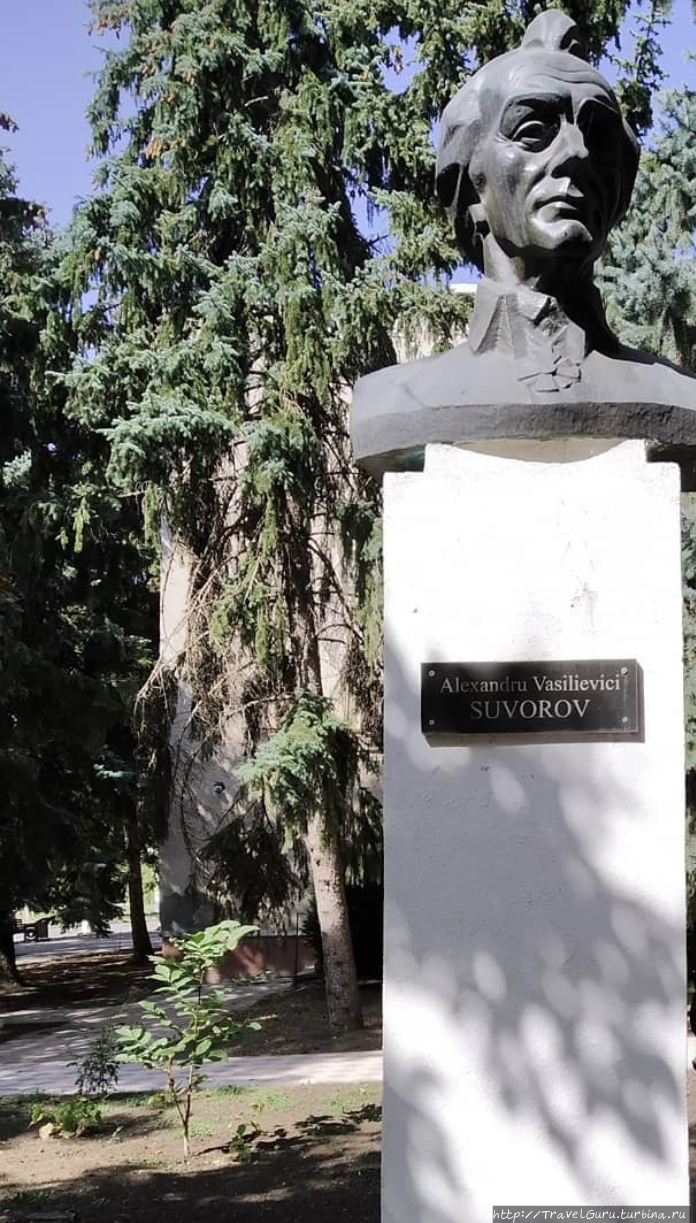 Памятник Суворову в Штефан-Водэ, который до 1990 года именовался Суворово Штефан-Водский район, Молдова