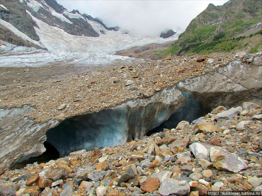 Ледник усыпан камнями и издалека сложно понять где он заканчивается. Домбай, Россия