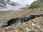 Ледник усыпан камнями и издалека сложно понять где он заканчивается.