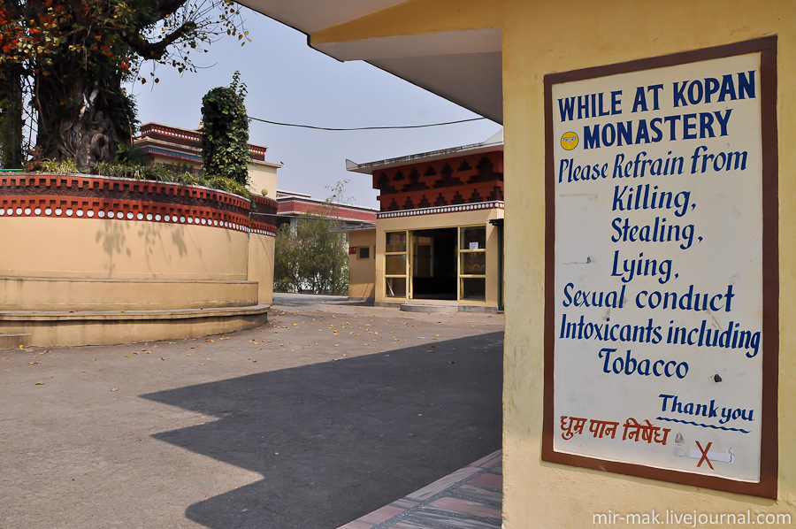 На входе висит список того, от чего необходимо воздержаться, находясь на территории монастыря. Катманду, Непал