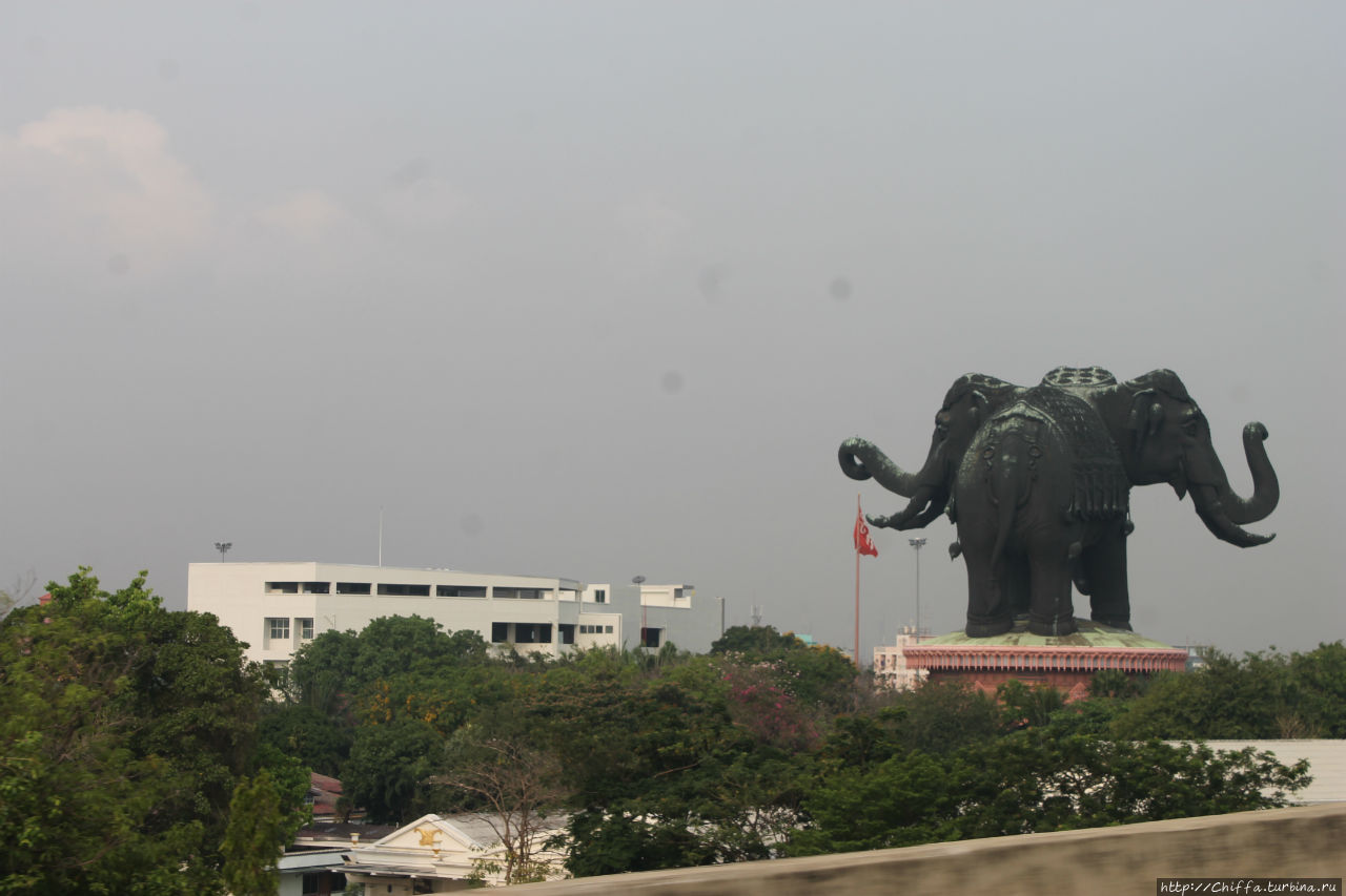 Паналай, 3х головый слон Накхон-Пханом, Таиланд