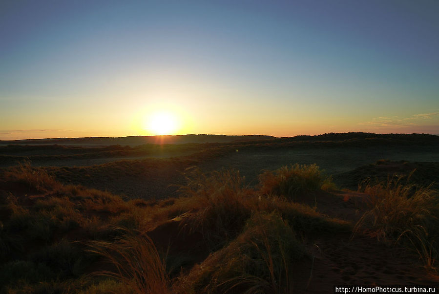 Сердце Намиба: закат южного солнца и восход полной луны Заповедник Намибрэнд, Намибия