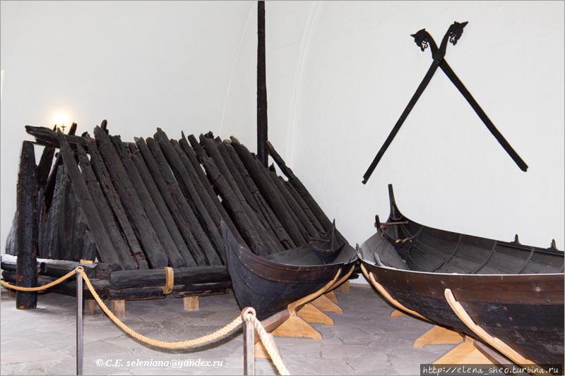 6. В музее представлены также разные предметы, которые нашли на этих кораблях. Шалаш из брёвен — это, видимо, погребальный домик или как он там называется. Осло, Норвегия