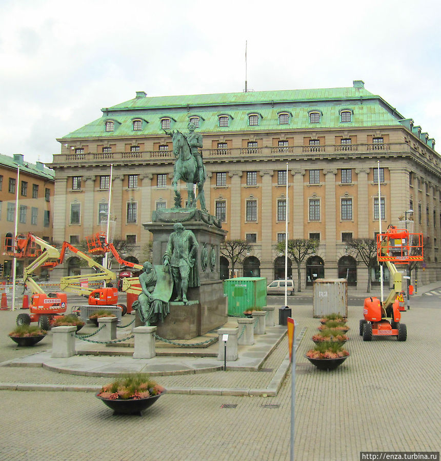 Король Густав Адольф II в окружении дорожной техники перед остановкой № 14 (Royal Opera House). Стокгольм, Швеция