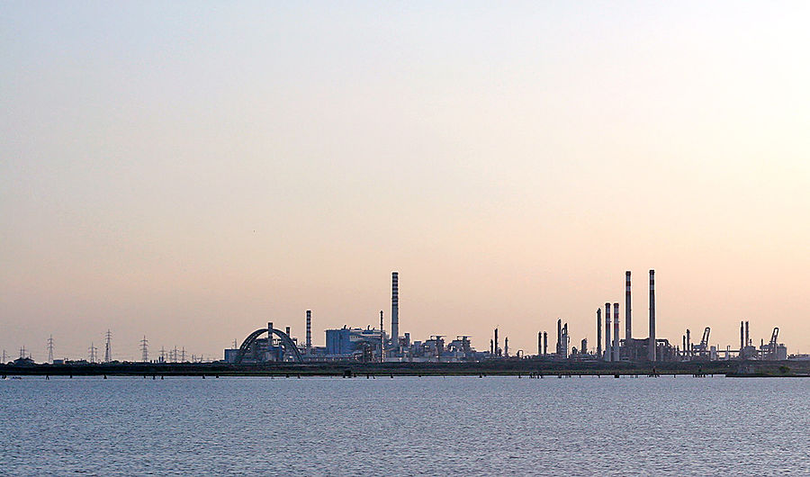 Еще один горизонт из Венеции. Об этом заводе, который сливает отходы прямо в венецианскую лагуну, часто кричат экологи.