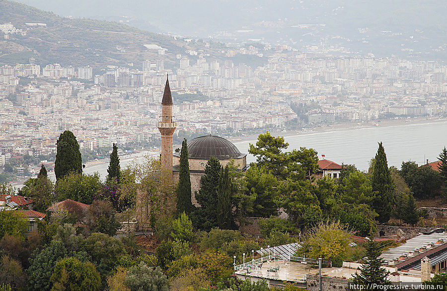 Надо сказать, погода была не самая благоприятная – моросил небольшой дождь, видимость была ограниченная, да и времени на осмотр крепости нам отвели всего полчаса. Но я потратил каждую секунду с пользой! Несмотря на усиливавшийся дождь и ветер, который не улучшал настроение, я быстро обошел крепость, нашел самые интересные точки для съемки и сделал несколько фотографий, особенно мне понравился панорамный вид на Аланью на фоне старинных стен.