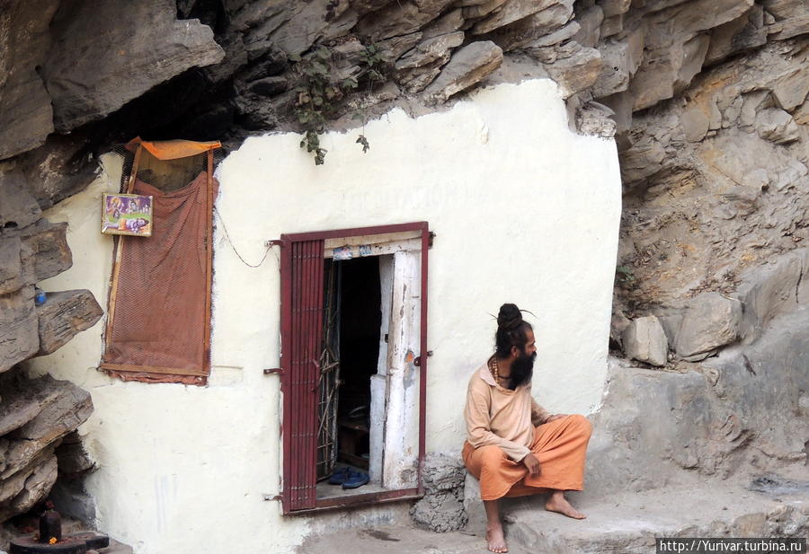 Многие из Садху живут в таких жилищах, вырубленных в скале на берегу реки Багмати Катманду, Непал