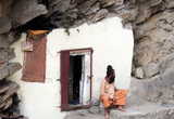 Многие из Садху живут в таких жилищах, вырубленных в скале на берегу реки Багмати