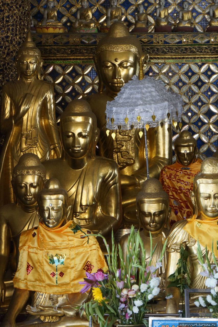Золотые Будды теснятся в многочисленных храмах комплекса. Янгон, Мьянма