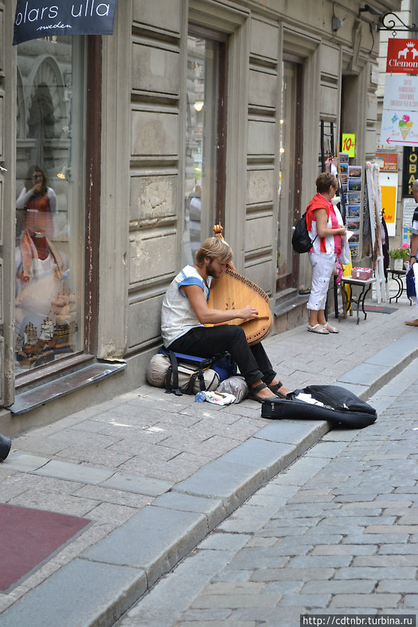 необычно встретить на улицах славянина, да еще с гуслями... Стокгольм, Швеция