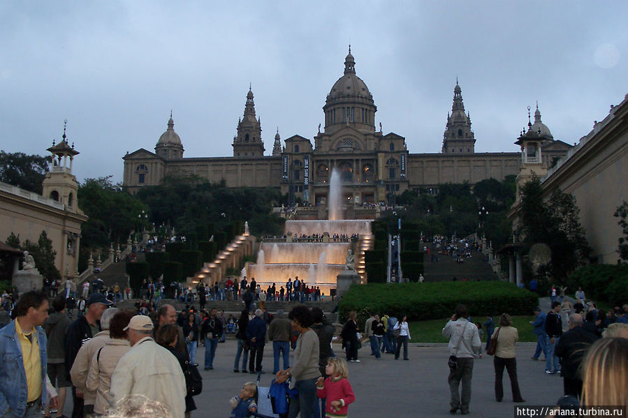 Дорога от фонтана к Музею искусств Барселона, Испания