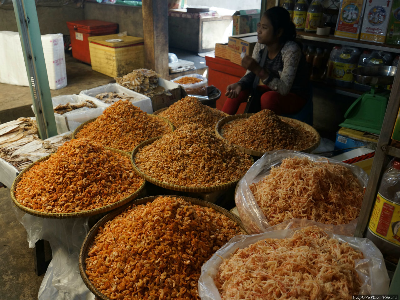 На рынке полно всяких традиционных вкусняшек. Каеп, Камбоджа