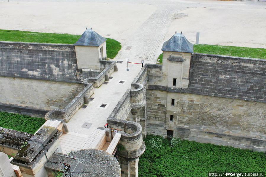 Венсенский замок внутри. Замок Венсен Франция. Тюрьма Венсен Франция вид сверху. Венсенский замок фото внутри замка.