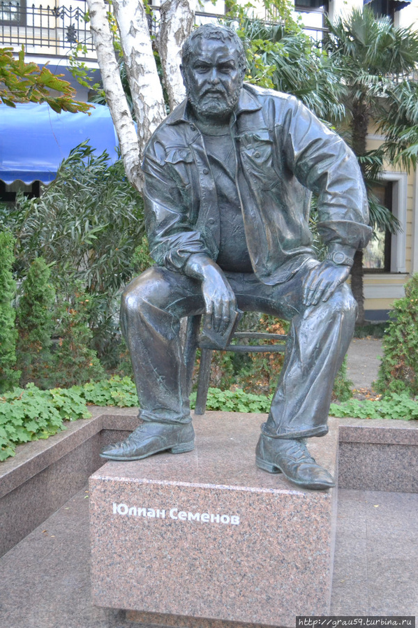 Памятник Юлиану Семёнову Ялта, Россия