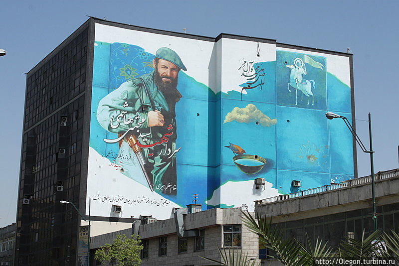 Лица героев войны с Ираком можно увидеть везде — в мечетях, на плакатах, на рисунках на торцах и фасадах домов Тегеран, Иран