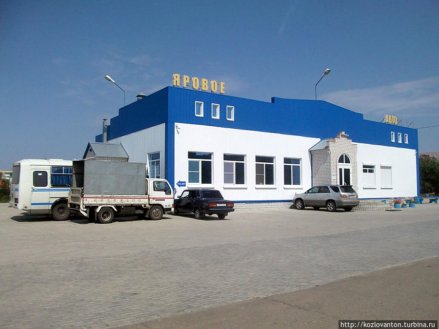 Здание автовокзала, откуда отдыхающих развозят в Барнаул, Новосибирск, Томск, Кемерово, Новокузнецк и даже на другой курорт Алтая — в Белокуриху.