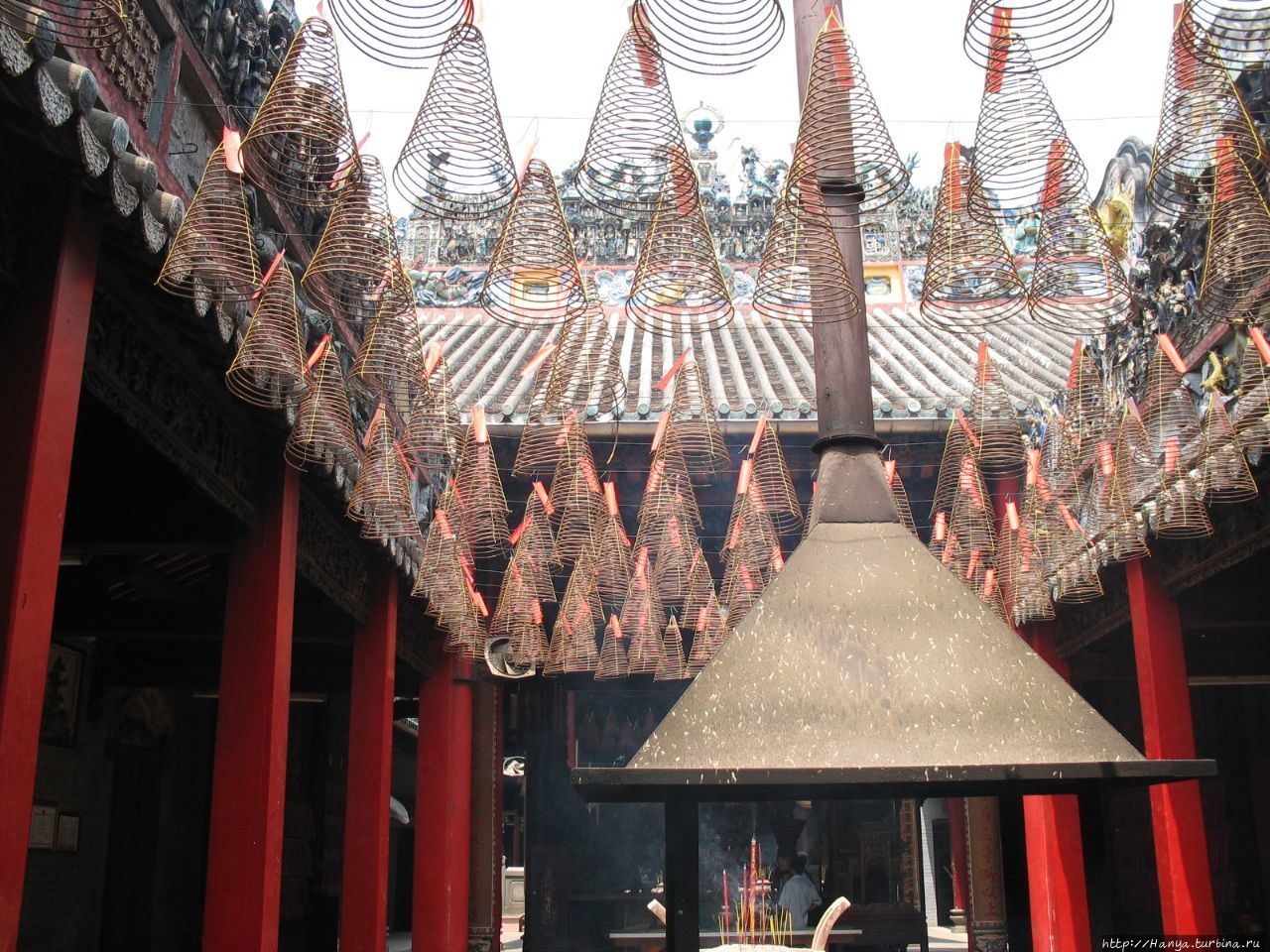 г.Хошимин. Пагода Тхиенхау, или Небесной женщины. Поминальные курительницы Хошимин, Вьетнам