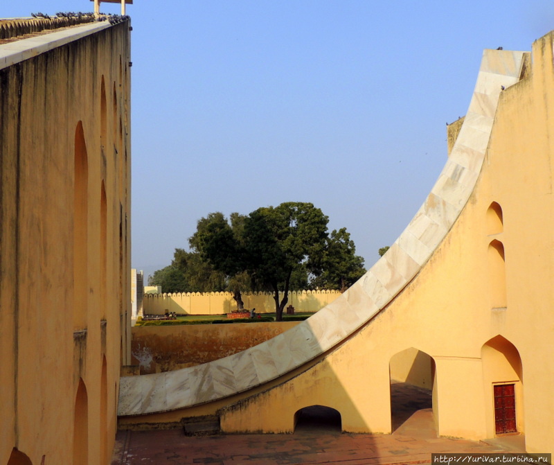 Справа и слева находятся мраморные овалы солнечных часов Джайпур, Индия