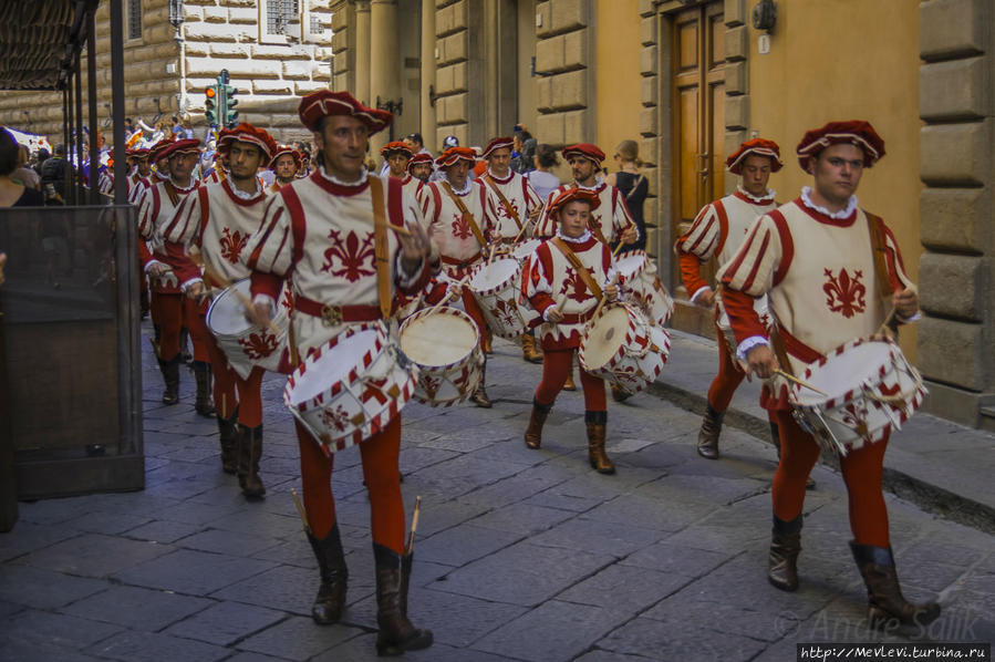 Шествие в средневековых костюмах Флоренция, Италия