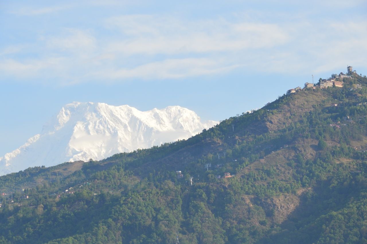 Утренний взгляд на Гималаи и Ступа Мира в Покхаре Покхара, Непал