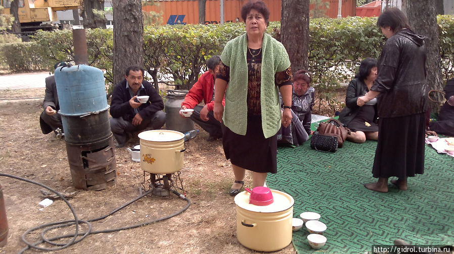 Уйгурский самовар с зеленым чаем. Алматы, Казахстан
