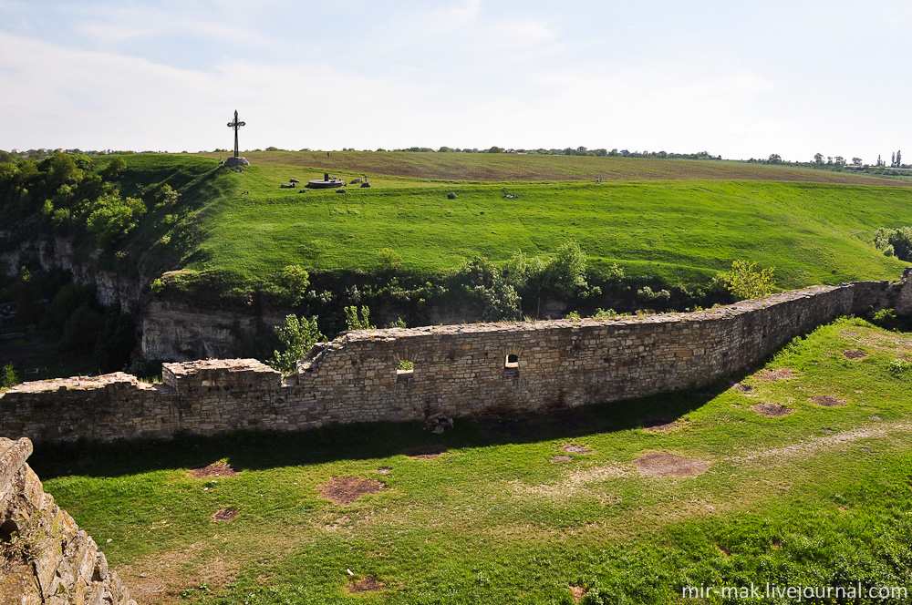 Обязательно рекомендую прогуляться на холм расположенный рядом с крепостью, где установлен памятный крест и монумент «согласия». Каменец-Подольский, Украина