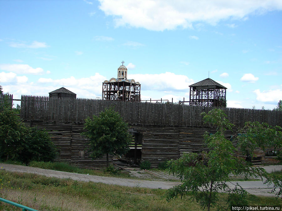 По всей видимости  —  инсталляция для проведения реконструкций исторических событий времен Киевской Руси Киев, Украина