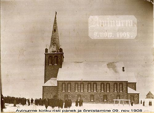 Установка креста на церковь в 1908-м году. Фото с сайта avinurme.ee
