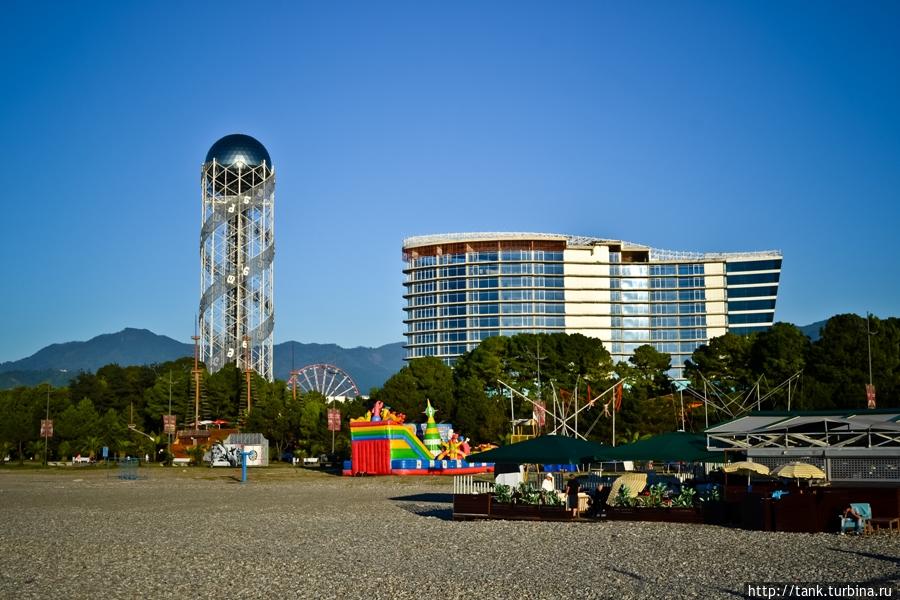 Башня Алфавит — своим строением напоминает молекулу ДНК, увенчанное огромным шаром. В котором вроде, как находится обсерватория, телестудия и вращающийся ресторан. Проверить не удалось, так, как вход в строение был закрыт. Батуми, Грузия
