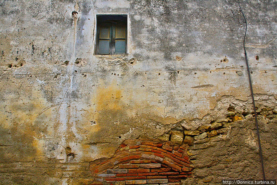 на стенах можно прочесть многое