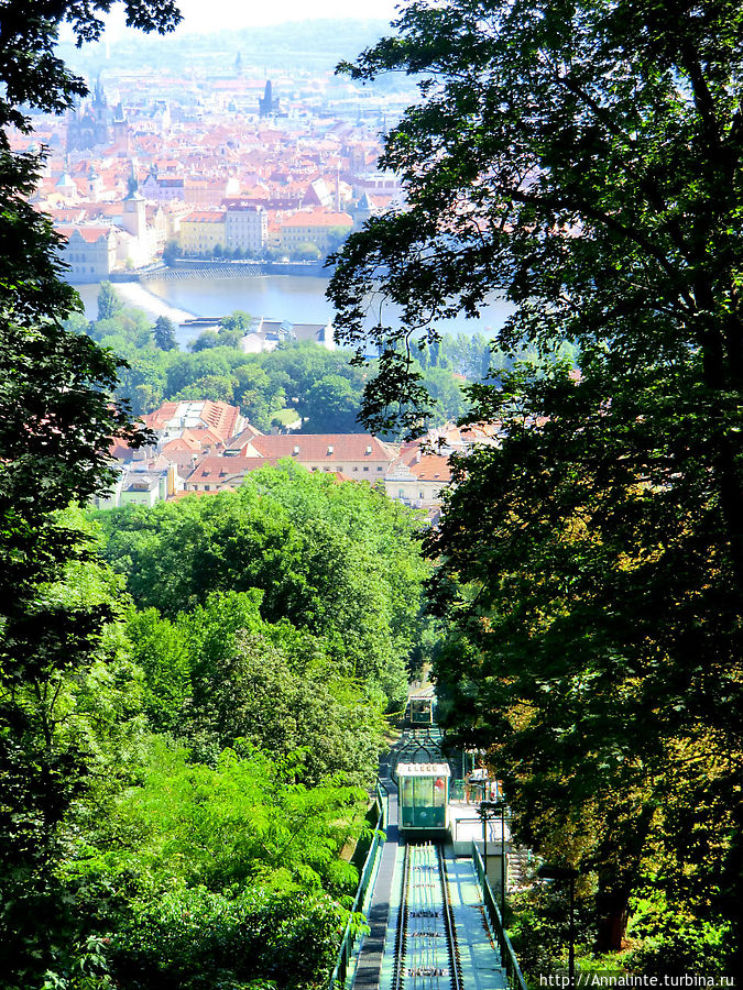 На холм замечательно и удобно ведёт фуникулёр, но мы твёрдо решили забраться пешком. (P.S. На улице почти +40). Прага, Чехия