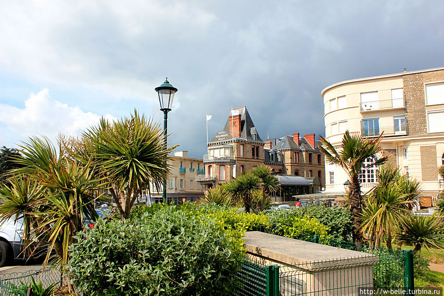 Площадь перед набережной Динара.