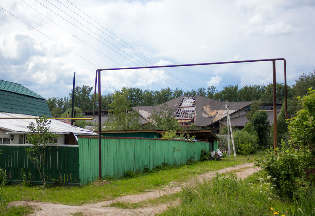 Здание медленно разваливается. Его судьба также туманна. Переславль-Залесский, Россия