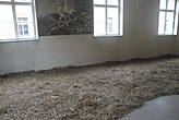 Внутри бывшего барака — матрасов и кроватей не было, заключенные спали на полу, на соломе. В Аушвиц-Биркенау на нарах не было даже соломы.
